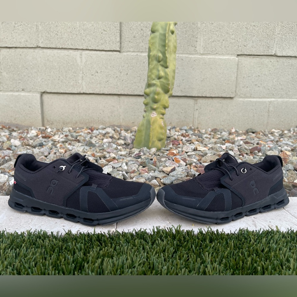 ON Running Kids Black and Gray Sneakers size 6